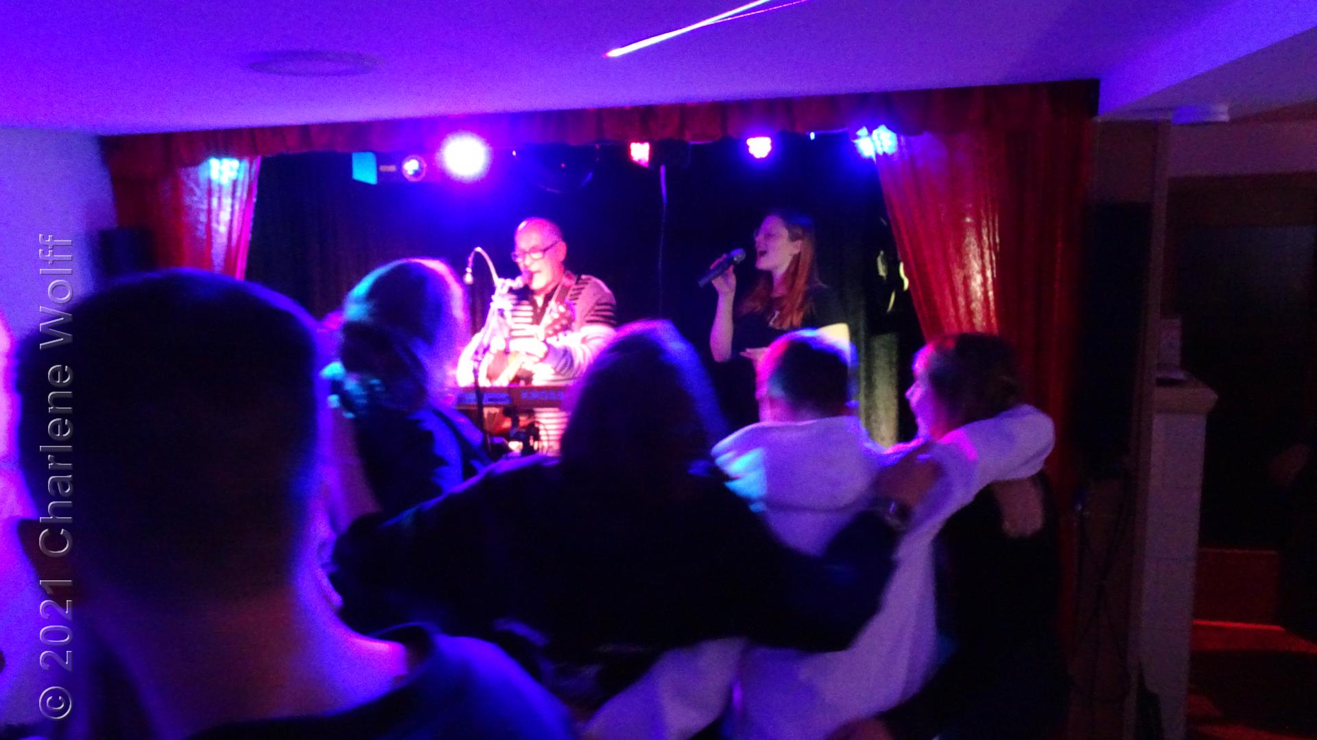 Wer hat Mut, ins Mikrofon zu singen?
